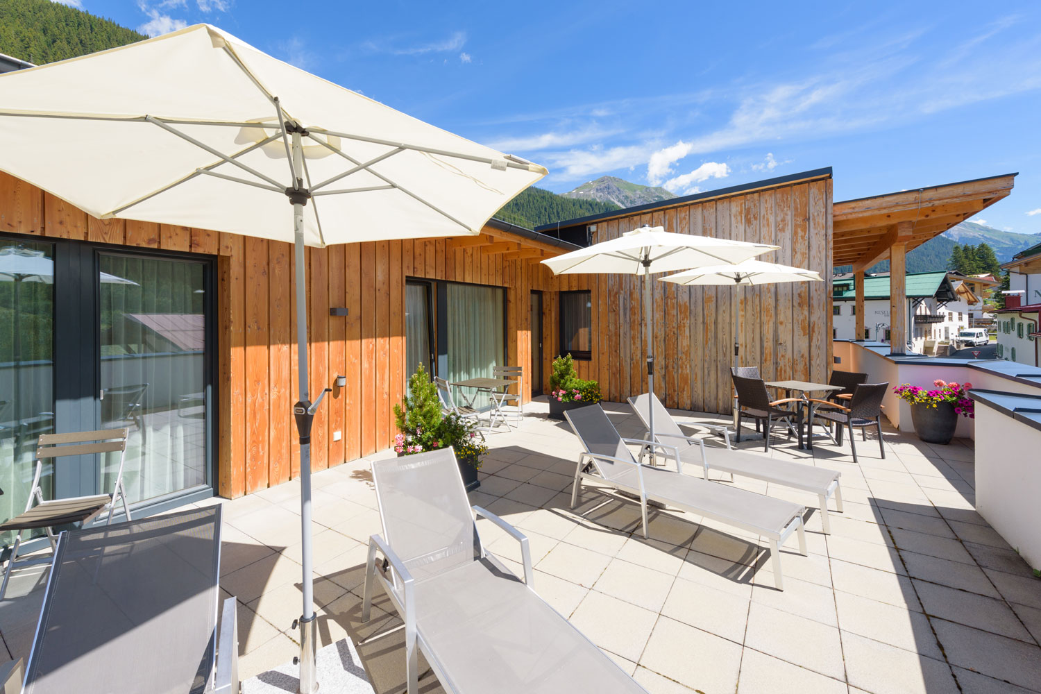 Sun terrasse with deck-chairs