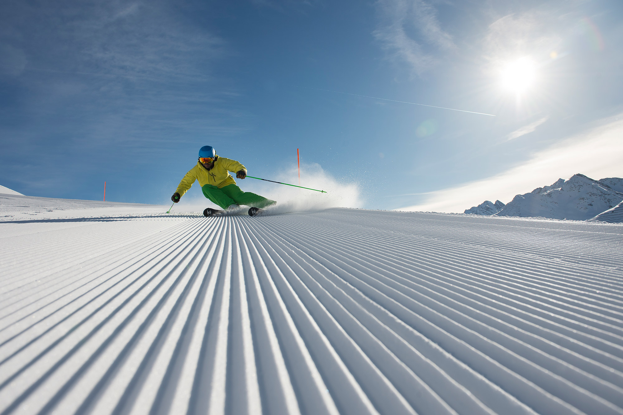 Skifahrer auf der Piste am Arlberg