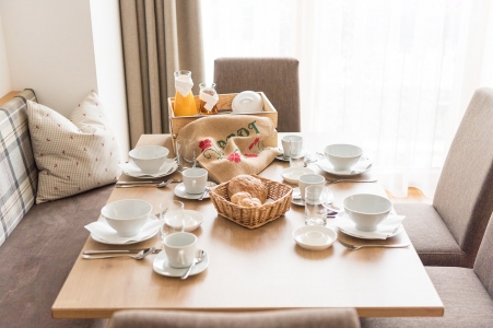 Bild: Frühstücken im Apartment am Arlberg