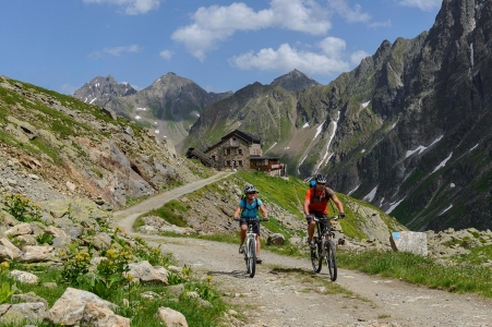 Bild: Radfahrer bei Hütte am Arlberg
