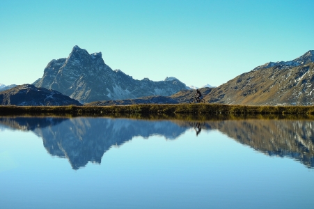 Bild: Radfahrer beim See am Arlberg