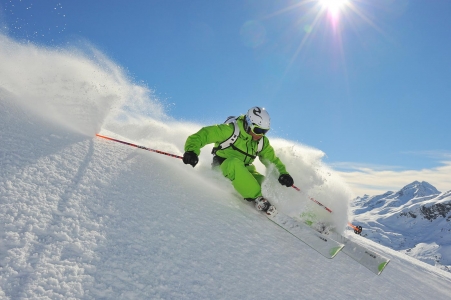Bild: Skifahrer beim Tiefschneefahren in St. Anton