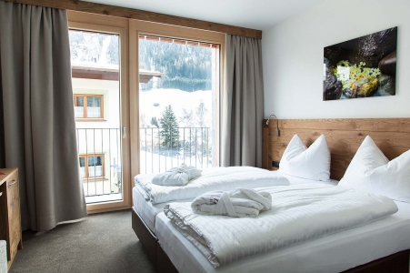 Bild: Doppelzimmer mit Ausblick auf St. Anton am Arlberg