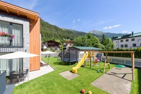 Bild: Garten mit Spielplatz