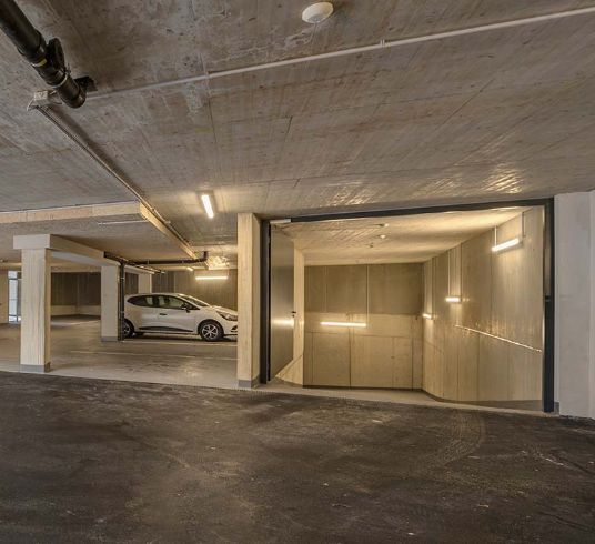 Moderne, große Tiefgarage mit E-Ladestation direkt beim Apart Alpenleben in St. Anton am Arlberg