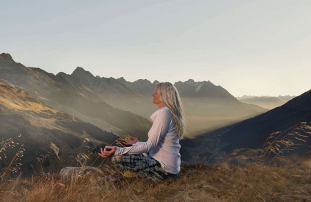 Bild: Yoga bei Sonnenaufgang am Arlberg